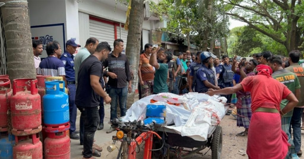 মা ও দুই সন্তানকে পিটিয়ে হত্যা